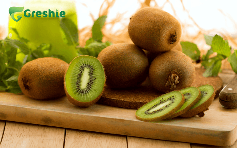 Trái Cây Tốt Cho Mẹ Bầu 3 Tháng Đầu: Bí Quyết Dinh Dưỡng Cho Thai Kỳ Khỏe Mạnh Kiwi Giàu vitamin C và E, giúp cải thiện hệ miễn dịch và làm đẹp làn da.