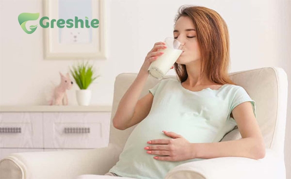 Tư Thế Ngủ Tốt Nhất Cho Mẹ Bầu Theo Từng Giai Đoạn Thai Kỳ Uống sữa ấm hoặc trà thảo mộc trước khi ngủ